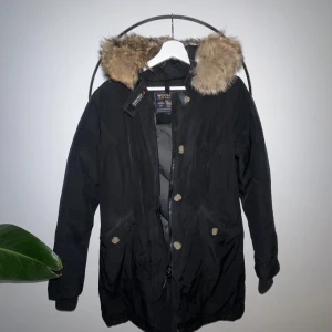 Woolrich vinterjacka - Fin och varm vinterjacka från Woolrich. Välanvänd men i fint skick. Äkta päls på luvan.