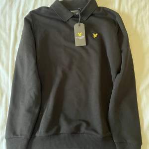 En helt ny lyle&scott sweatshirt med piké krage. Aldrig använd, lappar finns kvar. Storlek S men passar M