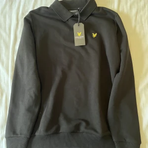 Lyle&scott sweatshirt, helt ny!!! - En helt ny lyle&scott sweatshirt med piké krage. Aldrig använd, lappar finns kvar. Storlek S men passar M
