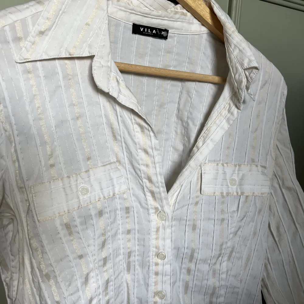 Figursydd skjorta från vila, storlek XL men passar även en M.  . Skjortor.