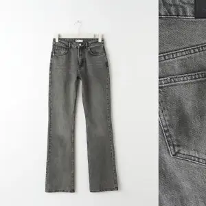 Säljer dessa populära jeans från Gina tricot som är i storlek 34. Knappt använda då dem tyvärr är för små💕 skriv för fler bilder.