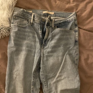 Levis jeans - Köpta för ca 1 år sedan. Använda få gånger, i bra skick! Minns inte priset men tror de köptes för ca 1000kr. Såklart äkta. Säljs för 800kr, men pris kan diskuteras💕Storlek 28, passar de som har storlek S/M, beroende på hur man vill att de ska sitta!🥰