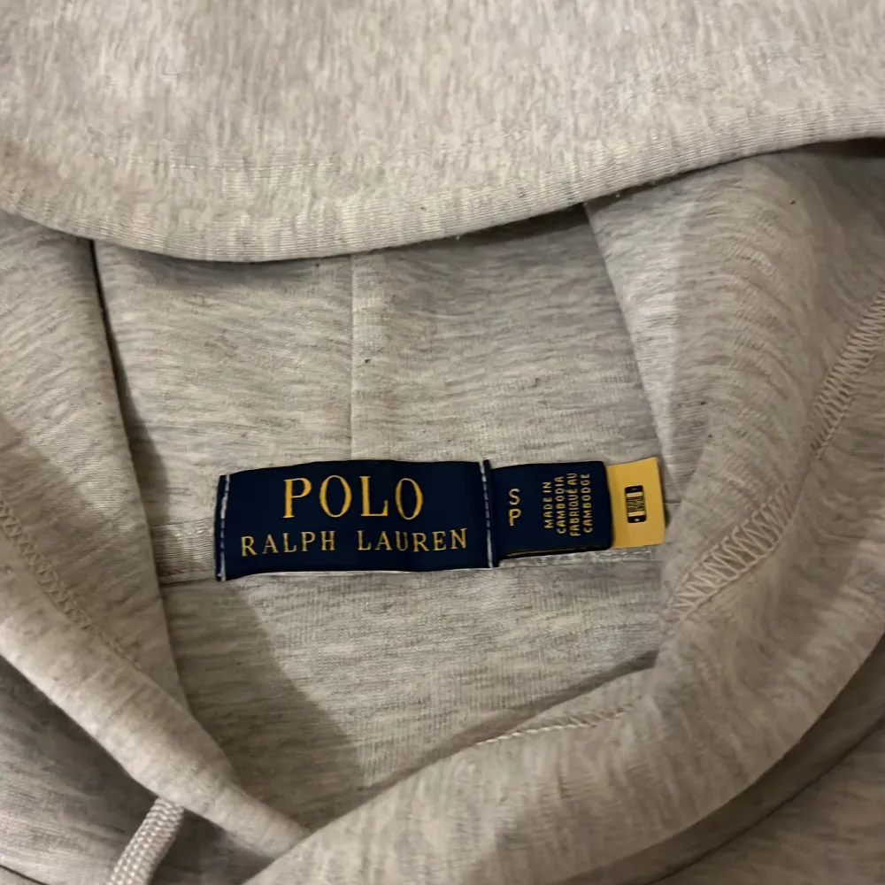 Snygg och varm Ralph lauren hoddie , i storlek s, Cond 10/10.  Köpt för 1500 på Nordlunds i Växjö. . Hoodies.