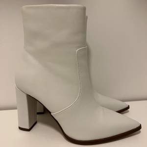 Vita boots från Steve Madden, skicka som nya! Perfekt nu till hösten 🍁