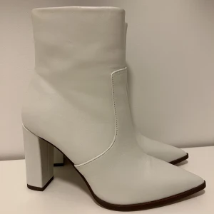 Boots  - Vita boots från Steve Madden, skicka som nya! Perfekt nu till hösten 🍁