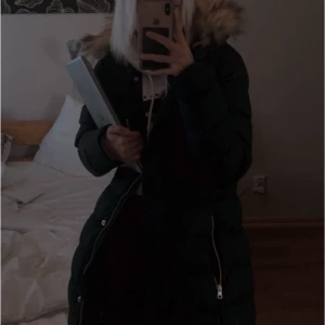 Vinterjacka  - Hejsan! Säljer nu min vinterjacka från polo club köpt på Intersport för 1599kr. Det har blivit ett hål i ena fickan på jackan så ser man lägger där åker ut i hela jackan. Men allt annat är helt. Priset kan diskuteras! 