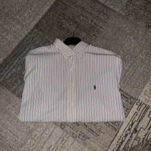 Raulp Lauren Skjorta - Hej, säljer en as snygg randig skjorta från Raulph Lauren i storlek L, skicket är prima, använd endast 3 gånger. Hör gärna av dig vid intresse eller funderingar!