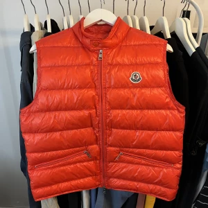 Moncler GUI - Moncler GUI Size: 2 (M) Cond: 9/10 Pris: 2900:-