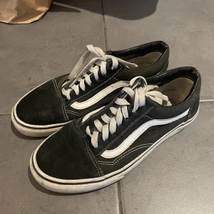 VANS - I använt skick men är hela och rena. Storlek 38. 