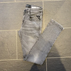 Replay Anbass - Ett par riktigt feta Replay anbass jeans i mycket bra skick.  Storlek:28/32.  Nypris: 1600.  Vårat pris: 599.