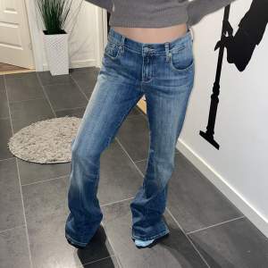 Hej! Säljer dessa super fina lågmidjade jeans som är för stora för mig!💕har ett hål längst ner (se bild 3) pris kan diskuteras!