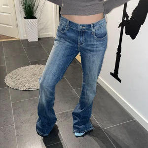 Lågmidjade jeans - Hej! Säljer dessa super fina lågmidjade jeans som är för stora för mig!💕har ett hål längst ner (se bild 3) pris kan diskuteras!