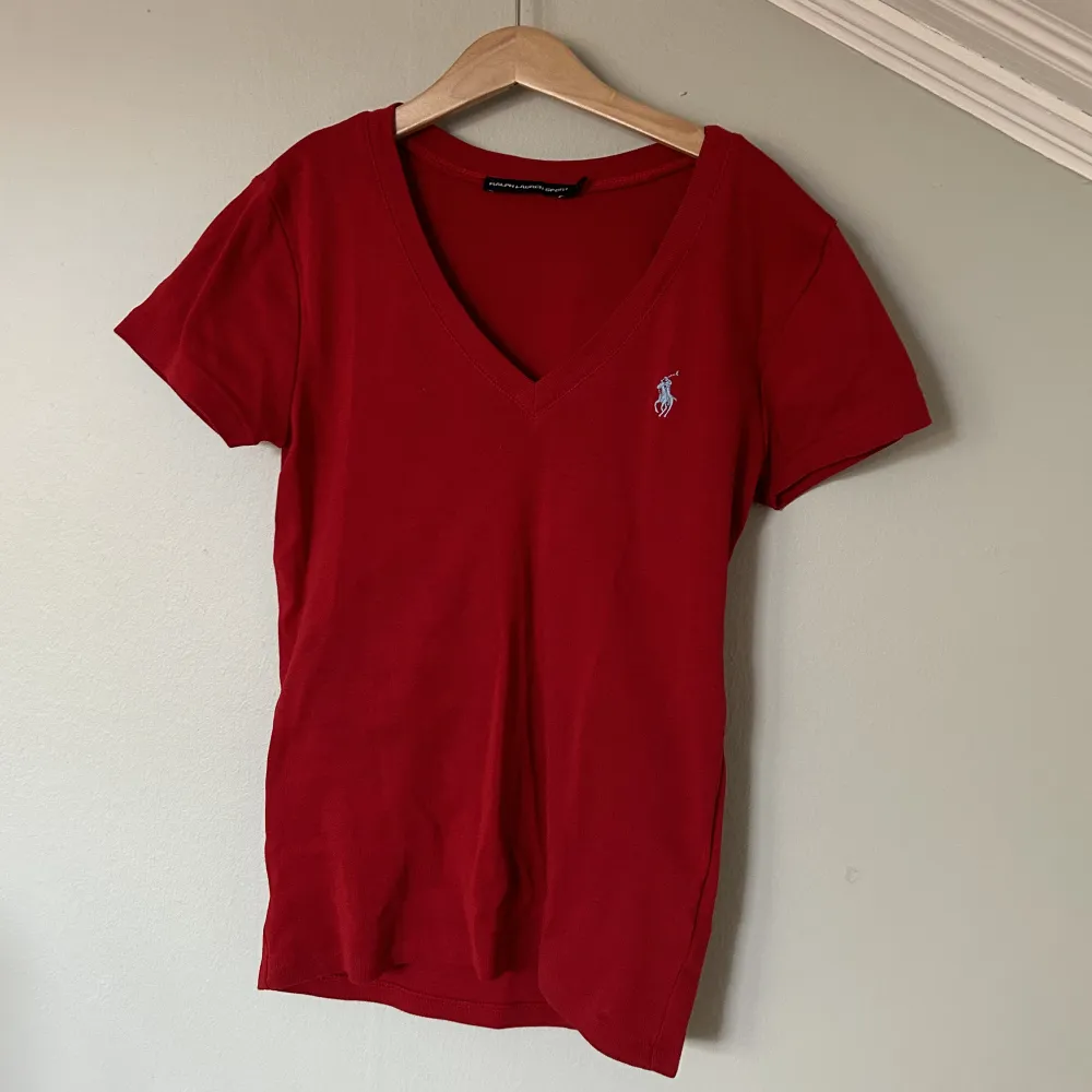 En röd Ralph Lauren t-shirt med ljusblått märke, nästan helt oanvänd. Storlek s men passar xs💕. T-shirts.