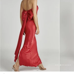 Maxiklänning  - Säljer denna super fina maxiklänning från Meshki som jag hade tänkt ha till balen. Tyvärr satt den inte som jag önskar och returen ligger på 900kr därav säljer jag den, endast testad. Köpt för 2065kr (klänning+frakt) mitt pris 1200kr💕