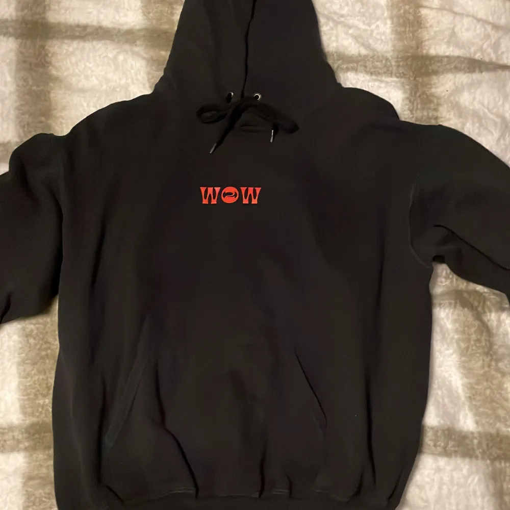 Antwan hoodie, wow2 albumet, köpt på dopest.se för 650kr säljer då den inte kommer till användning kan tänka mig att sälja billigare. de går inte att köpa längre!!. Hoodies.