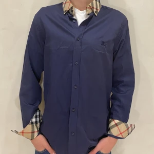 Burberry Skjorta  - Hej! Säljer nu min Burberry skjorta i storlek M/L, fint skick. Modellen är 180 CM och väger 80 KG. Hör gärna av dig om du har några frågor samt funderingar kring varan!