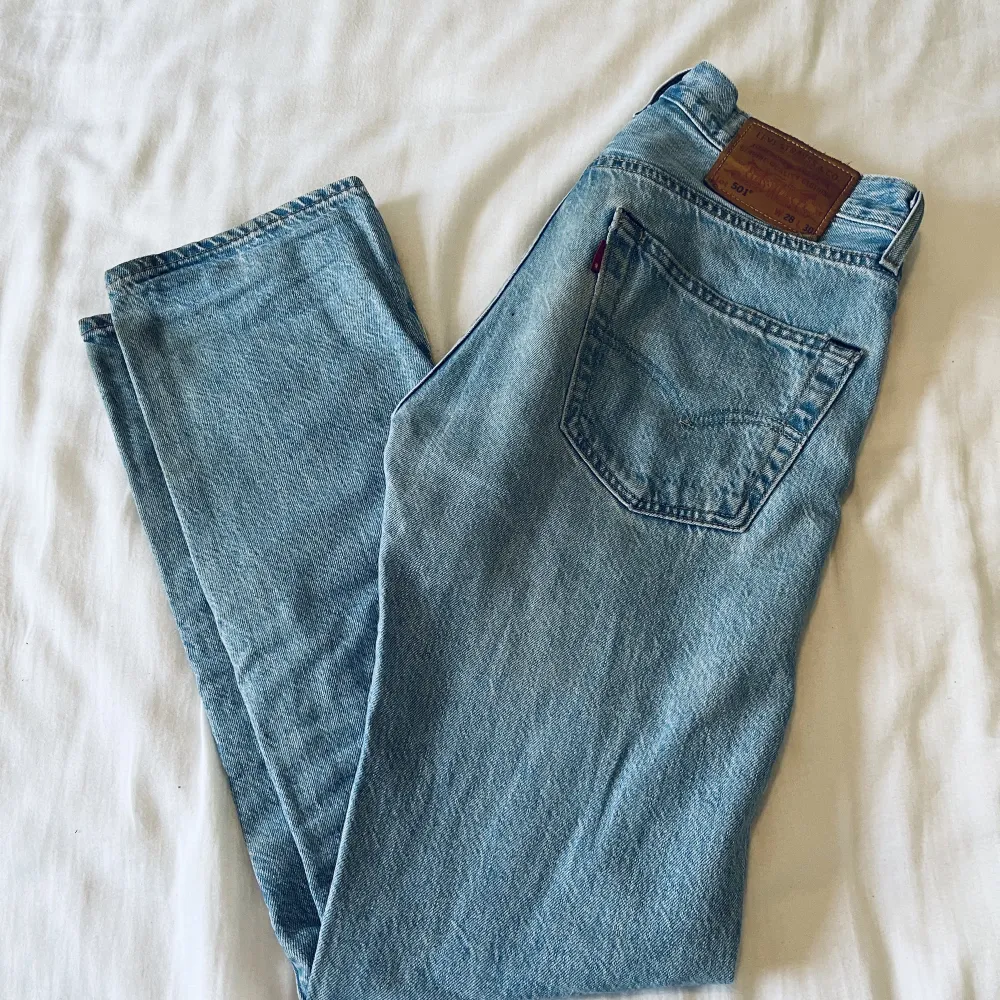 Ljusblåa Levis 501 jeans i fint skick. Storlek W28 L30. Jeans & Byxor.