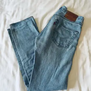Ljusblåa Levis 501 jeans i fint skick. Storlek W28 L30