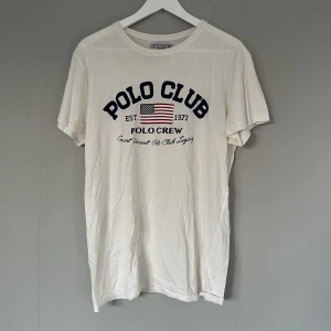 T-shirt  - Fuktfläckar som troligtvis går bort i tvätten, har inte testat och därav priset