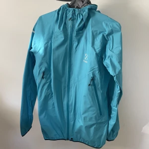 Haglövs regnjacka - Superfin haglövs regnjacka, aldrig använd. Nypris 3000kr