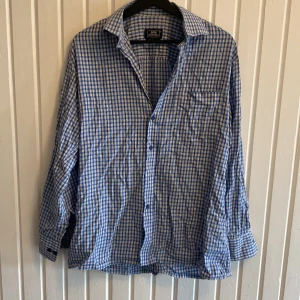 Arm strong skjorta - Säljer en arm strong skjorta. Billig vid snabb affär. Mvh linus