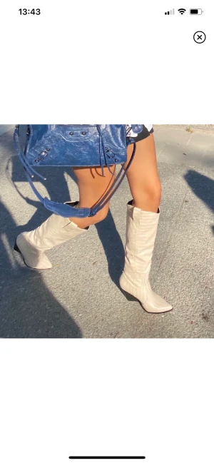 Snygga stövlar! - Säljer dessa snygga stövlar jag köpte för ca 1 år sen! Mkt bra skick💛