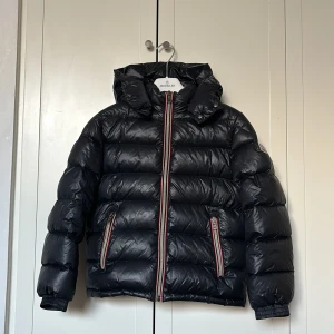 Moncler jacka 🤍 - Unisex Moncler jacka i mörkblått .🤍 Bra skick, inga skador. Original pris cirka 7500kr men säljer för 2000kr. QR kod som visar att den är äkta (se bild 2). Storlek 146cm (10 år) men passar typ up till 12 år🤍 pris kan diskuteras 