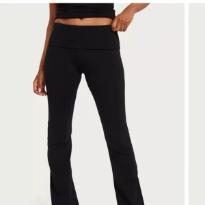 Nelly byxor  - ett bar svarta byxor ifrån nelly som man kan vika ner i storlek XXS men dom e större i storleken så passar folk som bär XS 