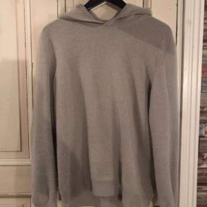 Oscar Jacobson cashmere hoodie i bra skick