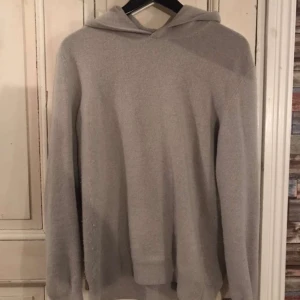 Grå hoodie - Oscar Jacobson cashmere hoodie i bra skick