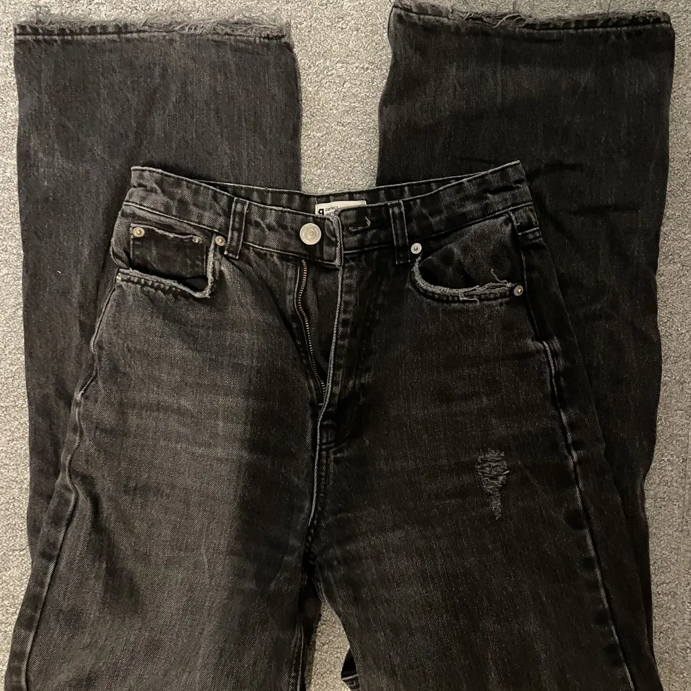 Fina svarta jeasn från gina med hål vid knäna. De är baggy och ganska högmidjade 💕. Jeans & Byxor.