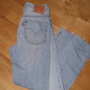 Levis 501 skinny - För små för mig , skulle gissa på st 25. Prislappen sitter kvar . Säljer fär samma pris