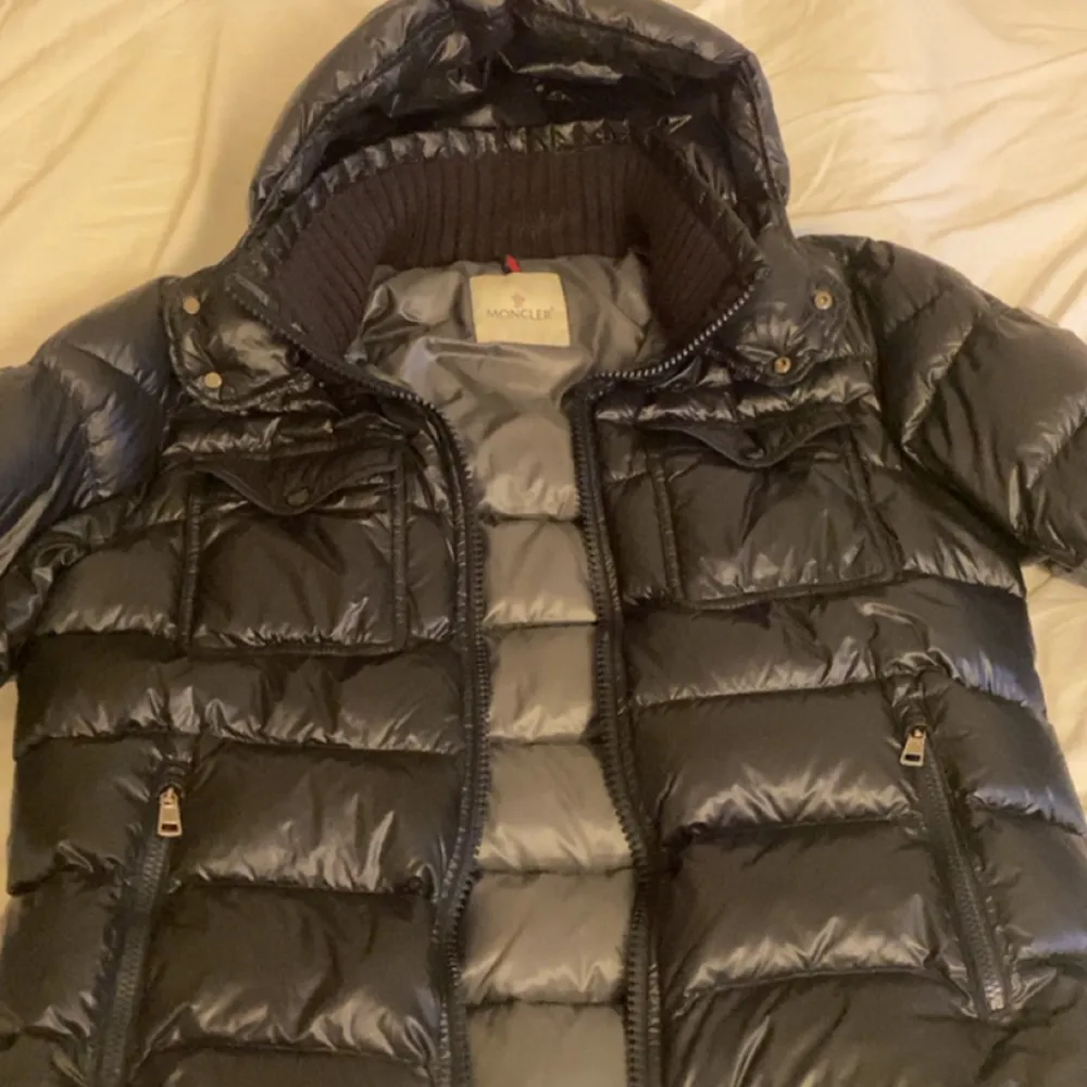 Autentisk moncler fedor navy  Inget synligt slitage, skriv för mer bilder eller kvitto. Inga skambud . Jackor.