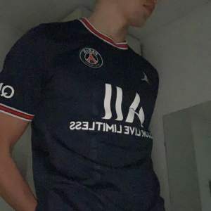 Psg tröja i bra ny skick, knappt använd. Storlek M men passar även S 