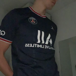 Psg tröja  - Psg tröja i bra ny skick, knappt använd. Storlek M men passar även S 