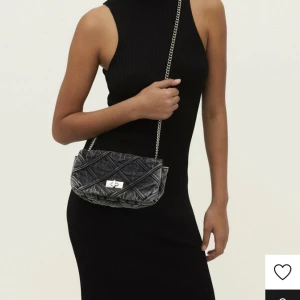 Jeans väska - Säljer denna nya och populära väskan ifrån zalando. Man får även plats med mycket i den!
