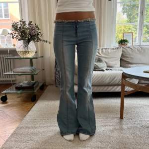 säljer dessa sjukt coola jeans, har sprättat upp de där nere för att de skulle bli lite längre.  midjemått:72 men är stretchiga så passar upp till 84  innerbenslängd: 82