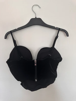 Sammetstopp från Gina Tricot  - Skitsnygg topp från Gina formad som ett v under bysten