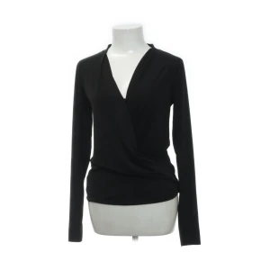 Blus - Svart fin bli från lindes i storlek xs 