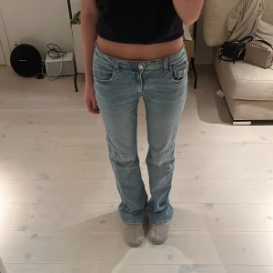 Low waist bootcut jeans - Säljer mina gina tricot young jeans då de inte kommer till användning. Jag är ca 165 cm lång o de är storlek 164. Passar mig som kan ha jeans med storlek 32,34 ibland 36. Hör av dig om du vill ha fler bilder eller annan info! TRYCK INTE PÅ KÖP NU