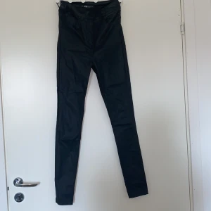 Skinnbyxor  - Skinnbyxpr från new yorker använda Max 4 gånger, säljer pågrund av för små, inga tecken på användning. väldigt bekväma och stretchiga. 