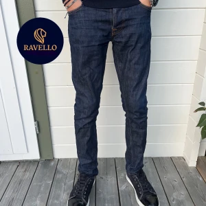 Nudie grim tim jeans - Tja nu säljer jag mina snygga nudie grim tim jeans i storleken W30 och L32. Nypriset ligger på 1600. Skicket på jeansen är 9/10. Modellen är 177 cm. Om du har någon fråga får du gärna höra av dig/ mvh Hugo😁