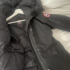 Canada Goose Jacka - Modell Montobello, nypris 11.995 , jätte fint skick , säljes pga kommer aldrig till användning 