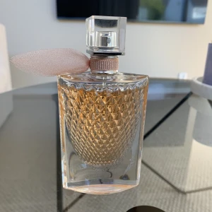 La vie est Belle l’eclat edt 50ml - La Vie Est Belle L'Eclat av Lancome är en orientalisk blomsterdoft för kvinnor.  Den innehåller noter av apelsinblomma, vanilj, vita blommor, bergamott och sandelträ.