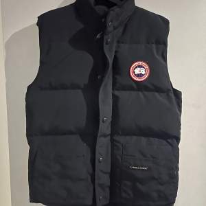 Säljer min Canada goose väst den är i nyskick 10/10. Använd sparsamt och försiktigt, inga skador eller liknande.  Dm för fler bilder.