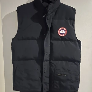 Canada goose väst - Säljer min Canada goose väst den är i nyskick 10/10. Använd sparsamt och försiktigt, inga skador eller liknande.  Dm för fler bilder.