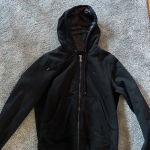 Burberry hoodie - Säljer denna burberry hoodie den är i nytt skick/använd fåtal gånger. Pris kan diskuteras vid snabb affär 
