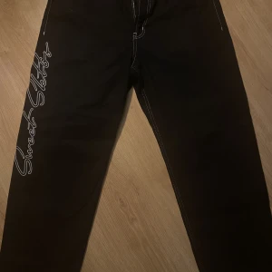 Sweet sktbs jeans - Säljer dessa white stichade jeansen för ej min stil längre, passformen e ganska baggy men inte så mycket fråga om mer bilder eller passformen Pris kan diskuteras 