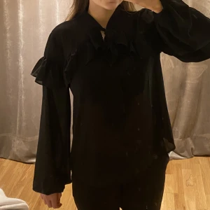Svart blus - Säljer denna snygga blusen som går att knyta hur man vill💕💕