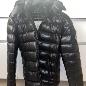 Moncler maya jacka  - Säljer min moncler jacka då den är för liten för mig. Andvänt varsamt. Storlek S. Nypris 10000kr 